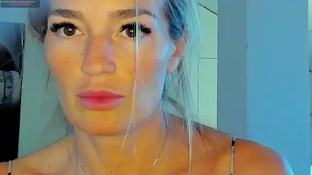 Yourhotqueeen online show from May 2026 04:57:01 PM
