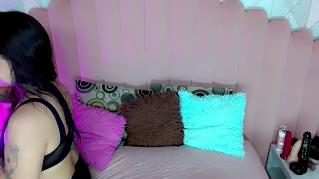 Carolaine01 online show from November 2025 04:33:02 PM