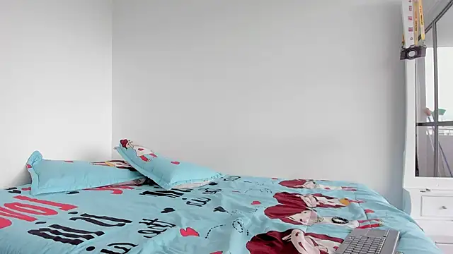 Laurensmith9 online show from February 2026 01:00:01 PM