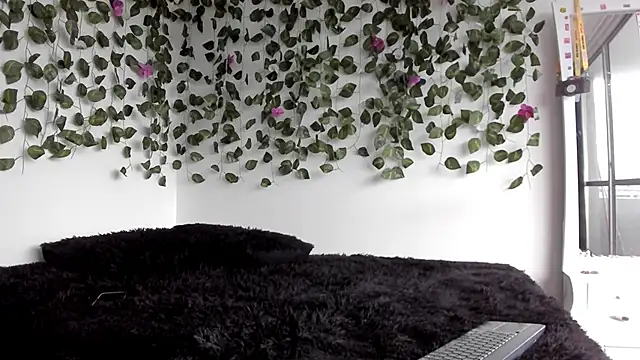 Laurensmith9 online show from March 2026 12:52:02 PM