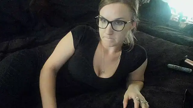 Snapshot of Kitty_DaCocks chatting on November 2025 11:32:01 PM Kitty DaCocks online show from November 2025 11:32:01 PM