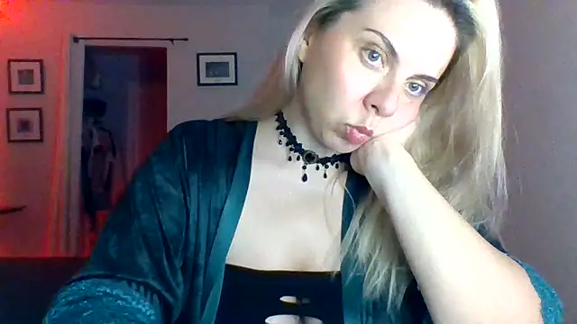 Snapshot of HappyIva chatting on September 2025 04:24:01 AM HappyIva online show from September 2025 04:24:01 AM