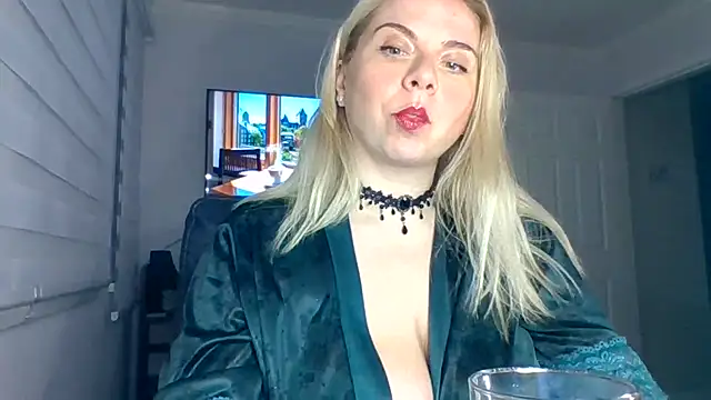 Snapshot of HappyIva chatting on October 2025 01:15:01 AM HappyIva online show from October 2025 01:15:01 AM