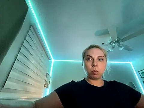 HappyIva online show from November 2025 08:04:01 AM