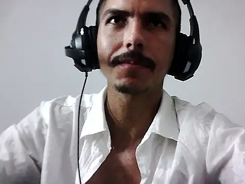 Snapshot of MagrinhoSaradoo chatting on November 2025 11:10:02 PM MagrinhoSaradoo online show from November 2025 11:10:02 PM