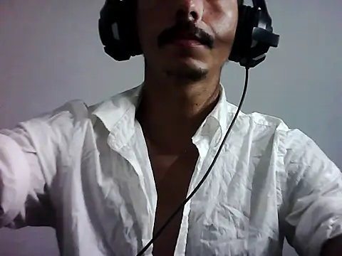 Snapshot of MagrinhoSaradoo chatting on November 2025 12:37:02 AM MagrinhoSaradoo online show from November 2025 12:37:02 AM