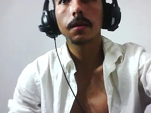 Snapshot of MagrinhoSaradoo chatting on November 2025 11:38:02 AM MagrinhoSaradoo online show from November 2025 11:38:02 AM