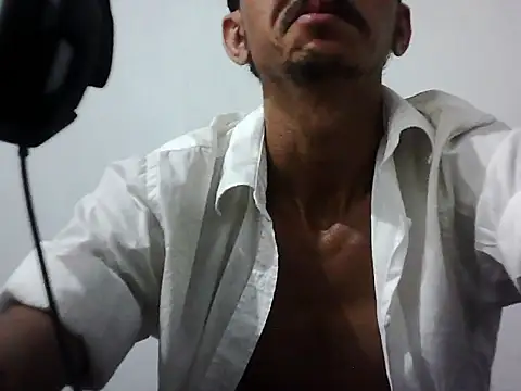 Snapshot of MagrinhoSaradoo chatting on December 2025 09:04:02 AM MagrinhoSaradoo online show from December 2025 09:04:02 AM