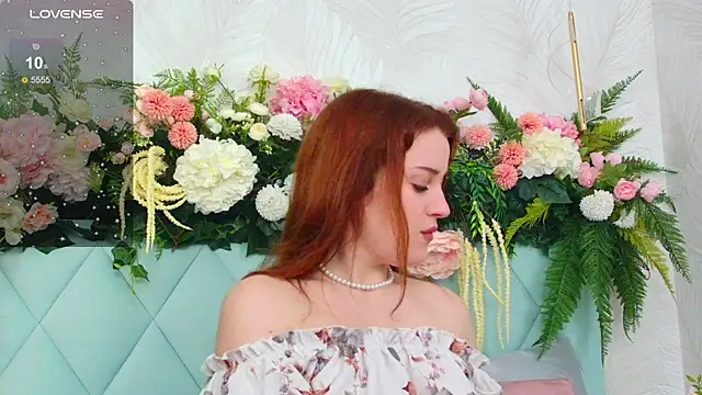 Snapshot of EllieGarson chatting on October 2025 05:13:02 PM EllieGarson online show from October 2025 05:13:02 PM