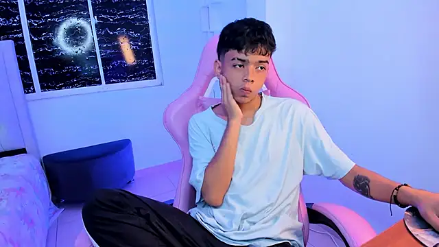 Snapshot of angelyoung18 chatting on February 2025 08:14:02 PM angelyoung18 online show from February 2025 08:14:02 PM