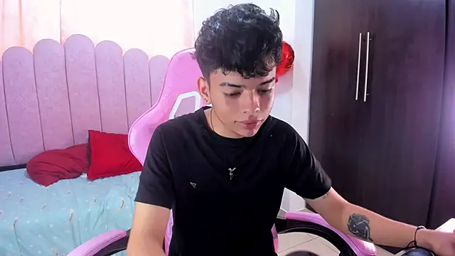 Snapshot of angelyoung18 chatting on March 2025 07:43:02 PM angelyoung18 online show from March 2025 07:43:02 PM