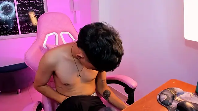 Snapshot of angelyoung18 chatting on February 2025 10:42:02 PM angelyoung18 online show from February 2025 10:42:02 PM