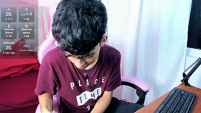 Snapshot of angelyoung18 chatting on January 2025 07:39:02 PM angelyoung18 online show from January 2025 07:39:02 PM