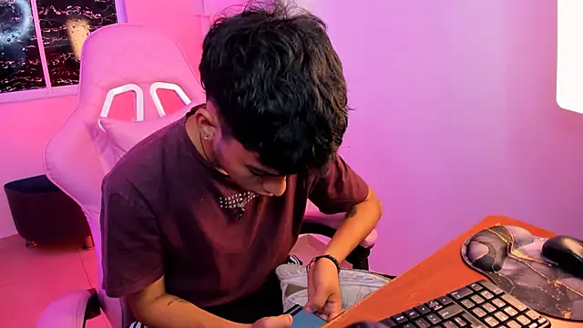 Snapshot of angelyoung18 chatting on March 2025 03:38:02 PM angelyoung18 online show from March 2025 03:38:02 PM