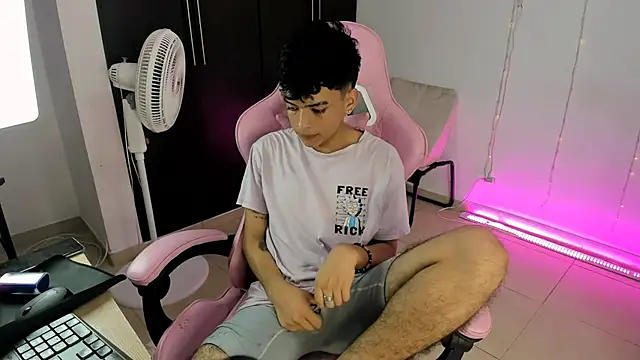 Snapshot of angelyoung18 chatting on February 2025 12:18:01 AM angelyoung18 online show from February 2025 12:18:01 AM