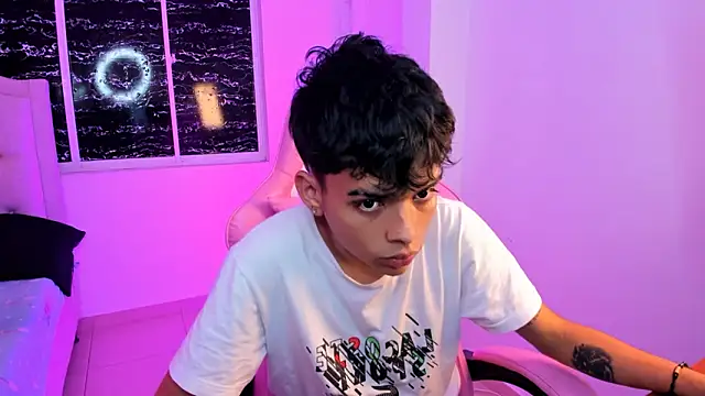 Snapshot of angelyoung18 chatting on February 2025 07:49:01 PM angelyoung18 online show from February 2025 07:49:01 PM