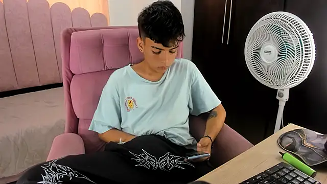 Snapshot of angelyoung18 chatting on March 2025 07:46:02 PM angelyoung18 online show from March 2025 07:46:02 PM