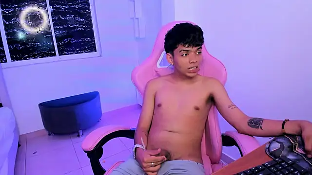 Snapshot of angelyoung18 chatting on February 2025 10:48:01 PM angelyoung18 online show from February 2025 10:48:01 PM