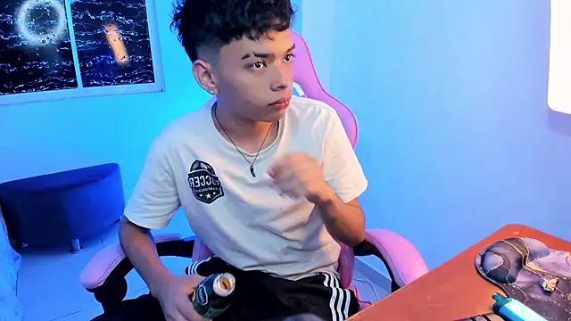 Snapshot of angelyoung18 chatting on February 2025 07:37:01 PM angelyoung18 online show from February 2025 07:37:01 PM