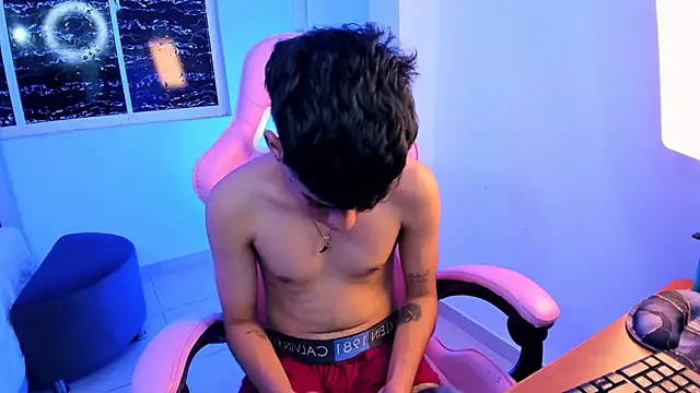 Snapshot of angelyoung18 chatting on February 2025 10:37:01 PM angelyoung18 online show from February 2025 10:37:01 PM