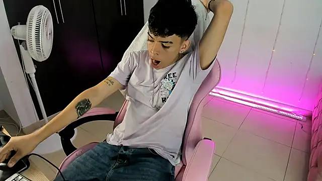 Snapshot of angelyoung18 chatting on January 2025 06:14:01 PM angelyoung18 online show from January 2025 06:14:01 PM