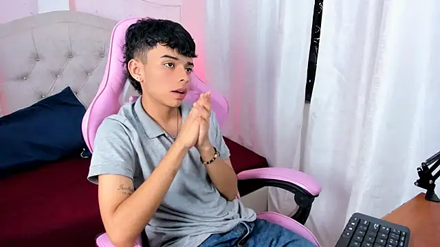 Snapshot of angelyoung18 chatting on January 2025 07:38:01 PM angelyoung18 online show from January 2025 07:38:01 PM