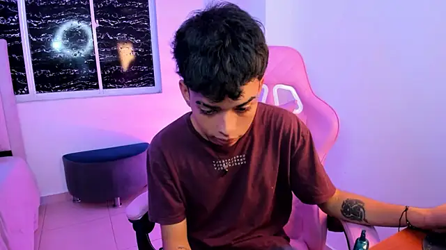 Snapshot of angelyoung18 chatting on March 2025 06:43:02 PM angelyoung18 online show from March 2025 06:43:02 PM