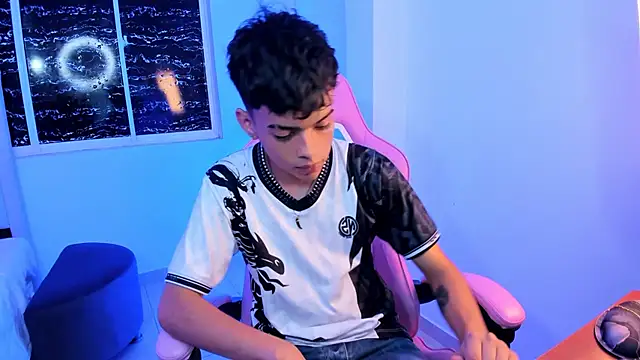 Snapshot of angelyoung18 chatting on February 2025 07:32:02 PM angelyoung18 online show from February 2025 07:32:02 PM