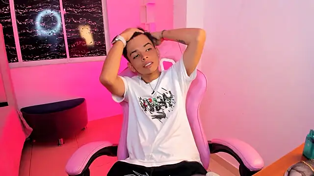 Snapshot of angelyoung18 chatting on February 2025 08:04:02 PM angelyoung18 online show from February 2025 08:04:02 PM