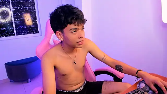 Snapshot of angelyoung18 chatting on February 2025 10:43:02 PM angelyoung18 online show from February 2025 10:43:02 PM