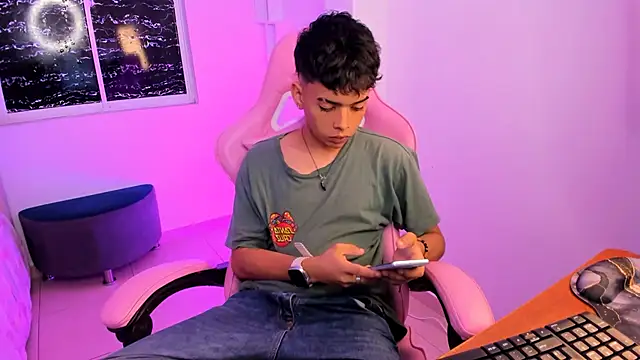 Snapshot of angelyoung18 chatting on February 2025 08:45:01 PM angelyoung18 online show from February 2025 08:45:01 PM