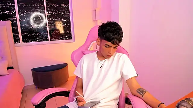 Snapshot of angelyoung18 chatting on February 2025 07:49:01 PM angelyoung18 online show from February 2025 07:49:01 PM