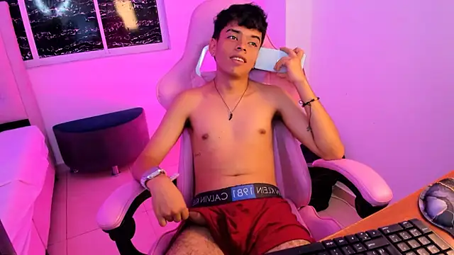 Snapshot of angelyoung18 chatting on February 2025 10:39:01 PM angelyoung18 online show from February 2025 10:39:01 PM