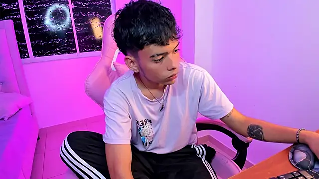 Snapshot of angelyoung18 chatting on February 2025 07:41:01 PM angelyoung18 online show from February 2025 07:41:01 PM