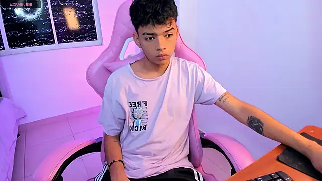 Snapshot of angelyoung18 chatting on February 2025 07:42:01 PM angelyoung18 online show from February 2025 07:42:01 PM