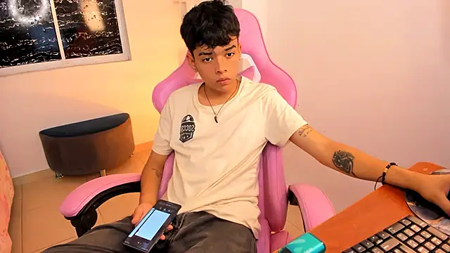 Snapshot of angelyoung18 chatting on February 2025 07:42:01 PM angelyoung18 online show from February 2025 07:42:01 PM