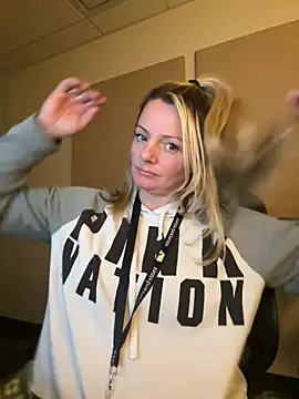 Snapshot of kittiekatieyogi chatting on February 2025 07:26:01 PM kittiekatieyogi online show from February 2025 07:26:01 PM