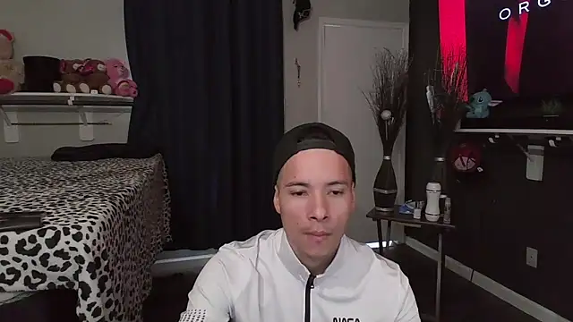 azzel19 online show from January 2025 08:18:01 PM