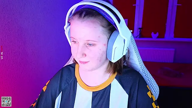 Snapshot of mon_lola chatting on November 2025 02:16:01 PM mon lola online show from November 2025 02:16:01 PM