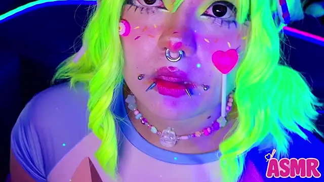 Snapshot of LaytonBox chatting on October 2025 04:15:02 PM LaytonBox online show from October 2025 04:15:02 PM