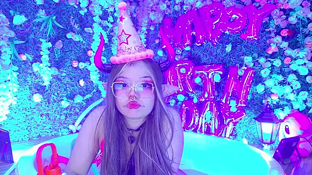 Snapshot of LaytonBox chatting on November 2025 10:54:01 PM LaytonBox online show from November 2025 10:54:01 PM