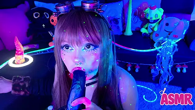 Snapshot of LaytonBox chatting on November 2025 01:16:02 PM LaytonBox online show from November 2025 01:16:02 PM