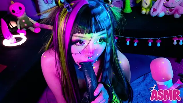 Snapshot of LaytonBox chatting on October 2025 02:05:01 PM LaytonBox online show from October 2025 02:05:01 PM