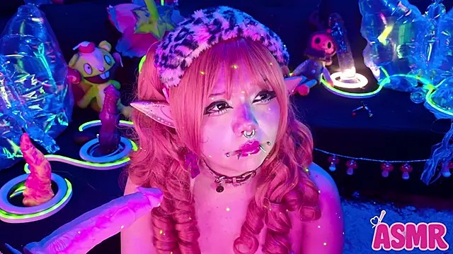 Snapshot of LaytonBox chatting on December 2025 01:23:01 PM LaytonBox online show from December 2025 01:23:01 PM