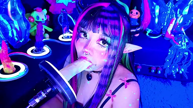 Snapshot of LaytonBox chatting on November 2025 01:26:01 PM LaytonBox online show from November 2025 01:26:01 PM