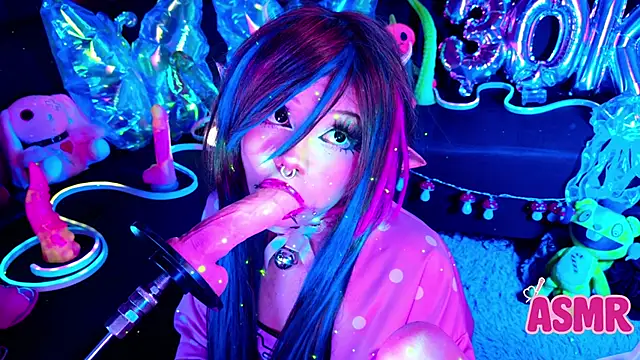 Snapshot of LaytonBox chatting on November 2025 01:15:01 PM LaytonBox online show from November 2025 01:15:01 PM