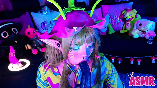 Snapshot of LaytonBox chatting on October 2025 01:44:02 PM LaytonBox online show from October 2025 01:44:02 PM