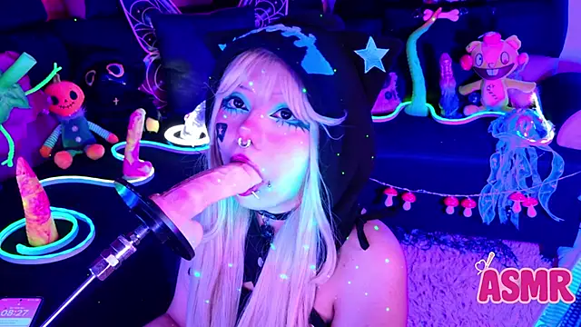 Snapshot of LaytonBox chatting on November 2025 01:27:02 PM LaytonBox online show from November 2025 01:27:02 PM