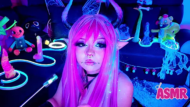 Snapshot of LaytonBox chatting on November 2025 03:15:01 PM LaytonBox online show from November 2025 03:15:01 PM