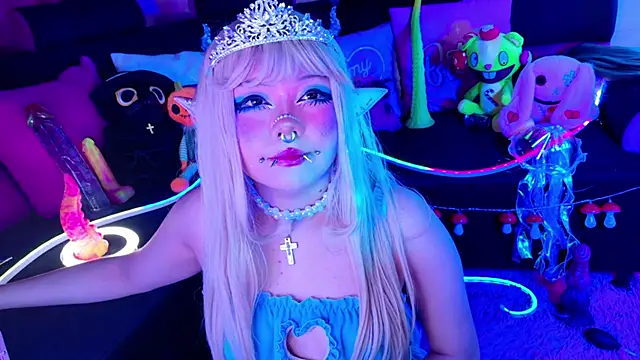 Snapshot of LaytonBox chatting on November 2025 01:47:02 PM LaytonBox online show from November 2025 01:47:02 PM